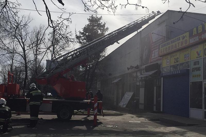 Площадь пожара на улице Московской в Краснодаре увеличилась до 300 кв.м.