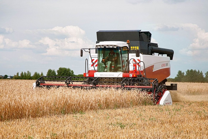 Губернатор Краснодарского края предложил разрешить аграриям заправлять сельхозмашины в поле