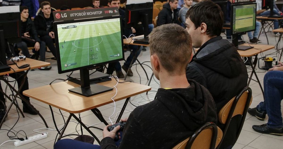 Sport computer. Кибер турнир ФИФА. Компьютерный турнир. Первый киберспортивный турнир. Спортивный компьютер.