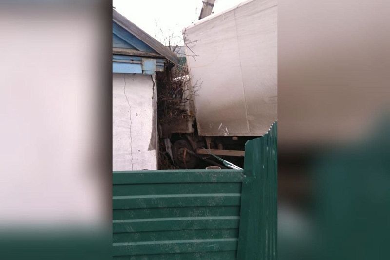 В Каневском районе грузовик врезался в столб и забор дома после столкновения с Volkswagen. Есть пострадавшие