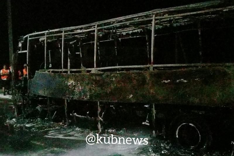 В Краснодарском крае на дороге к морю загорелся пассажирский автобус (видео)