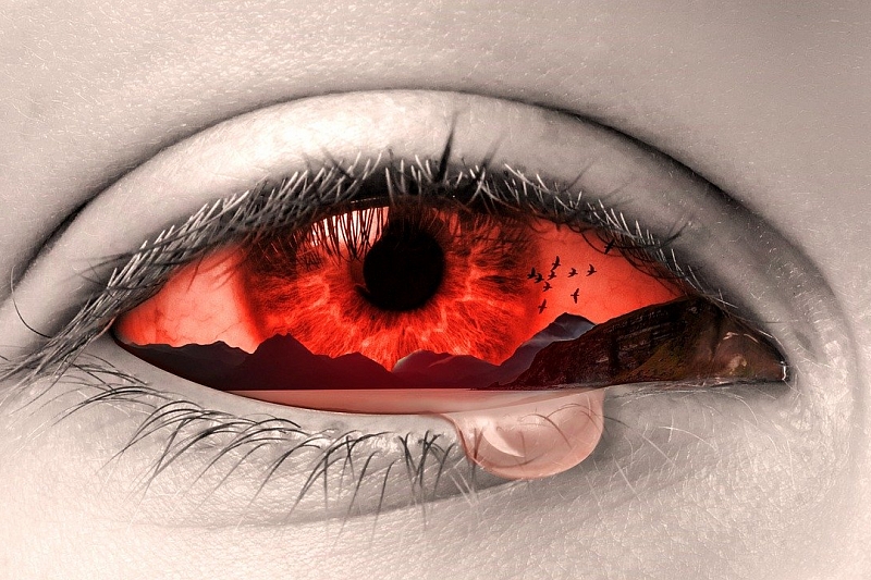 Кровавые слезы - не миф! Почему из глаз может идти кровь?