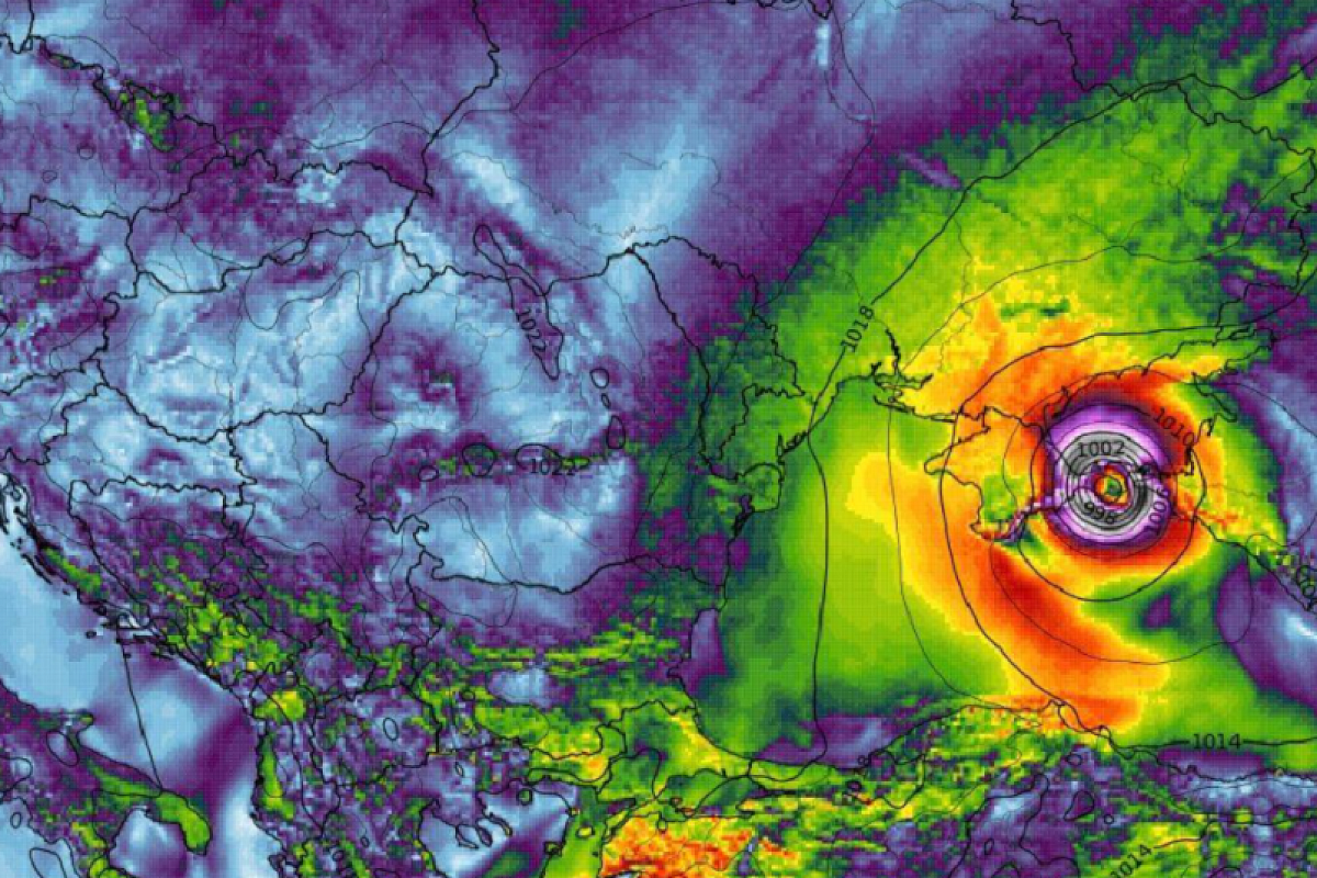 Как тропический шторм: климатолог рассказал об опасном циклоне над Черным морем