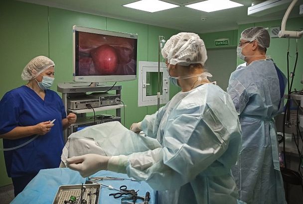 Сложную операцию по удалению 18-сантиметровой кисты у пациентки провели гинекологи в Краснодаре