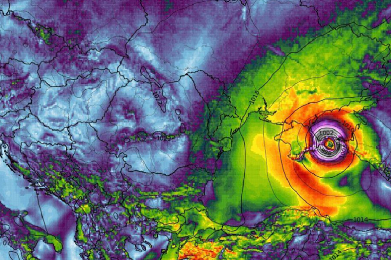 Как тропический шторм: климатолог рассказал об опасном циклоне над Черным морем