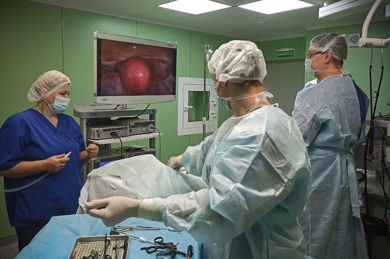 Сложную операцию по удалению 18-сантиметровой кисты у пациентки провели гинекологи в Краснодаре