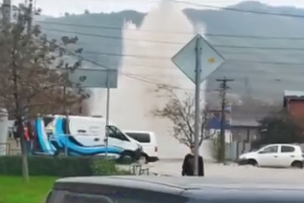 Несколько дворов затоплены, поврежден автомобиль: что известно о крупной коммунальной аварии в Новороссийске