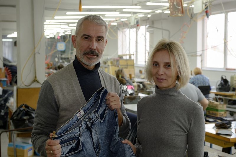 Владельцы швейной фабрики, Евгений Шевченко и Ирина Долбилова, уверены: российские джинсы должны вытеснять с рынка иностранных конкурентов.