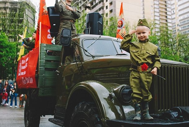 Любимые военные песни, ретро-автомобиль и сотни гвоздик. Группа компаний «ЮгСтройИнвест» поздравила жителей «Губернского» с Днём Победы