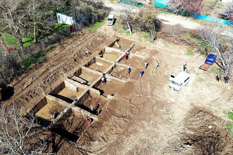 Монеты, кувшины и ткацкие грузила обнаружили археологи в Темрюкском районе 