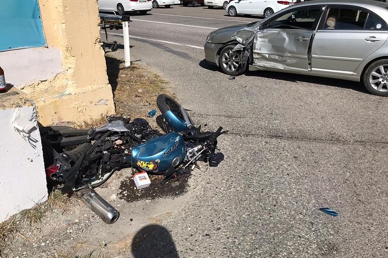 Водитель и пассажир мотоцикла пострадали при столкновении с иномаркой в Сочи