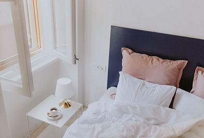 Откройте окна: почему подушки лучше хранить днем на балконе