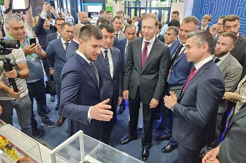 Денис Мантуров: «Важно продолжать наращивать мощности вагоностроительной отрасли на Кубани»