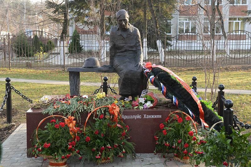 Деньги на открытие монумента Аршалуйс Ханжиян собирала вся Кубань. Автор памятника Владимир Жданов.
