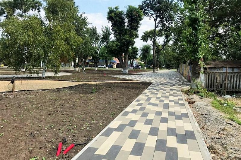 Благоустройство центрального парка Тихорецка в рамках нацпроекта «Жилье и городская среда» выполнили на 40%