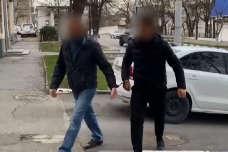 Ударившего подростка в маршрутке Новороссийска мужчину отправили под домашний арест 