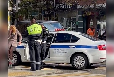 В Краснодаре в ДТП с участием служебного автомобиля ДПС пострадала пассажирка иномарки