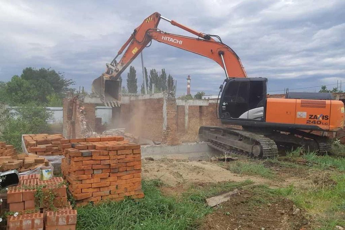 В Краснодаре в поселке Индустриальном сносят многоквартирный самострой