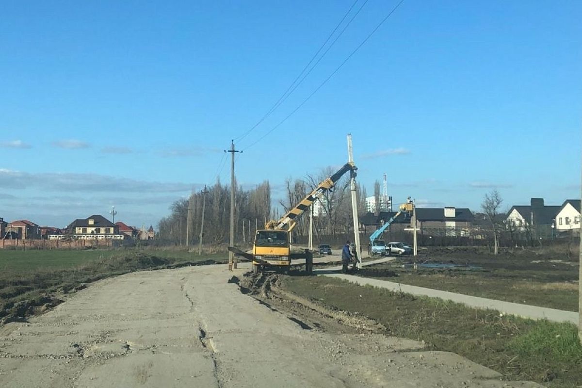 В Краснодаре делают освещение ведущего к школе в микрорайоне «Губернском» тротуара