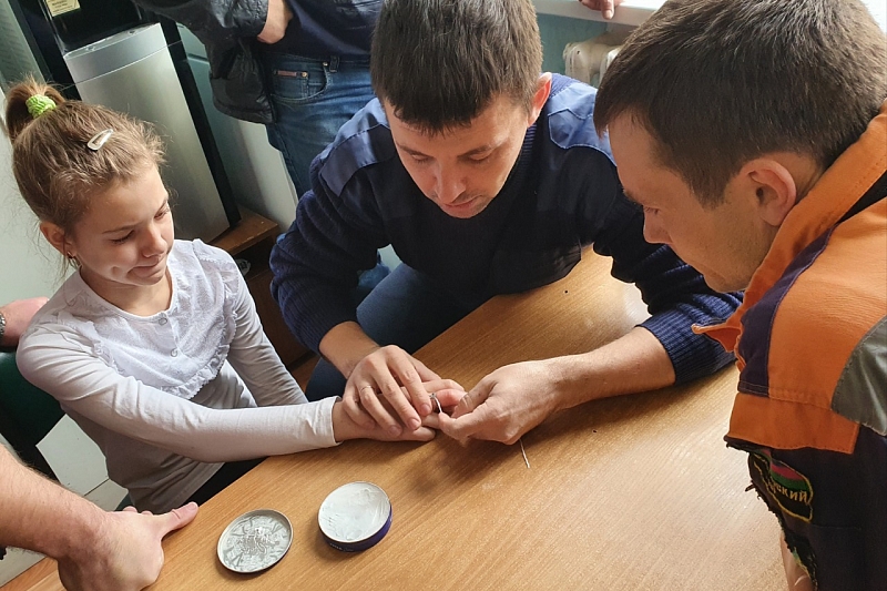 В Краснодарском крае спасатели сняли с 12-летней девочки кольцо на распухшем пальце