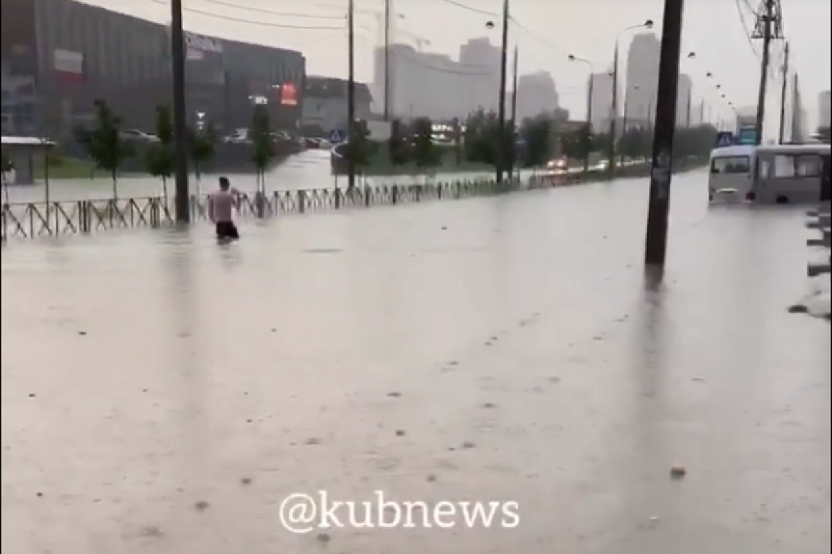 В Краснодаре перекрыли движение на затопленной улице Московской