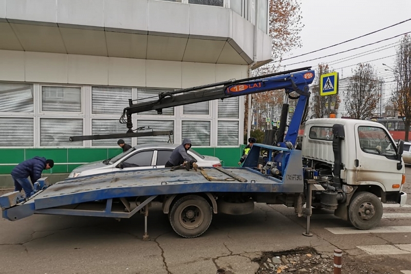 В Краснодаре незаконно припаркованные вдоль КубГУ машины отправили на штрафстоянку