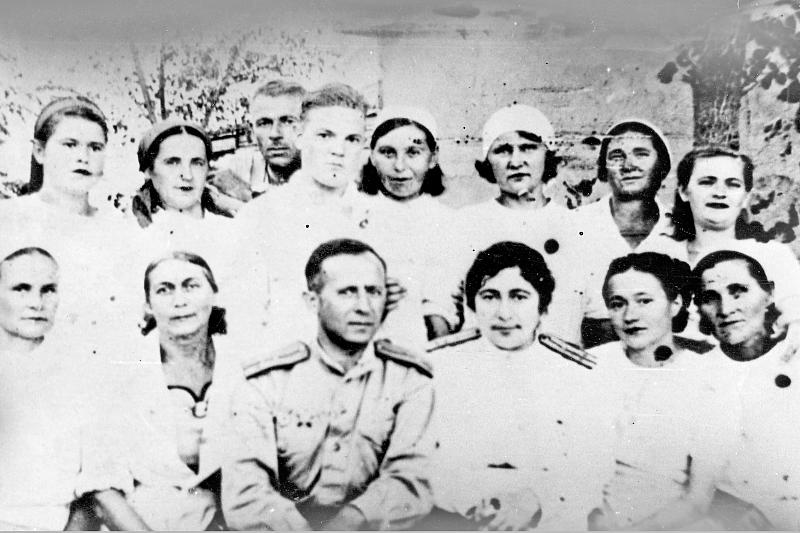Сотрудники госпиталя, который находился в здании сберкассы. Февраль 1943 г.