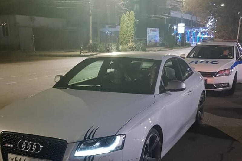 В Анапе полицейские вычислили ночного дрифтера на Audi