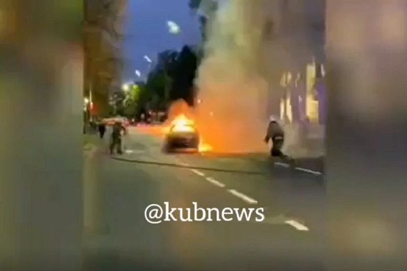 На улице Красной в Краснодаре сгорел автомобиль (видео)