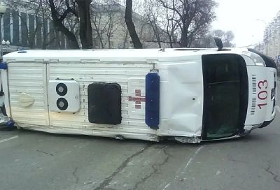 Автомобиль скорой помощи опрокинулся на бок после столкновения с иномаркой в центре Краснодара