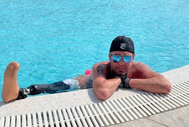 «Мои кочерыжки любимые не тянут носок»: Роман Костомаров показал, как делает растяжку в бассейне отеля Сочи