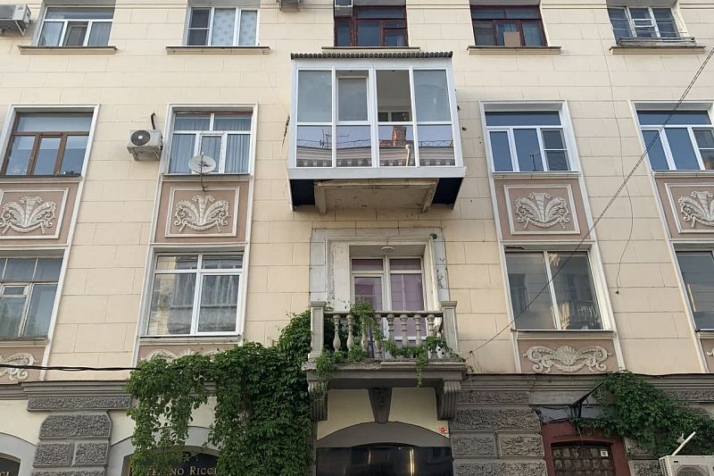 Мэрия Краснодара подала в суд на владельца квартиры, самовольно увеличившего балкон на историческом здании