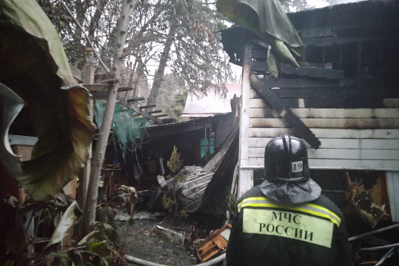 В Сочи потушили крупный пожар в частном доме