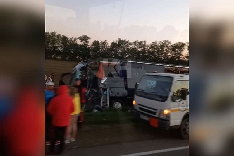 Автобус со студентами столкнулся с большегрузом и улетел в кювет в Краснодарском крае. Пострадали 7 человек