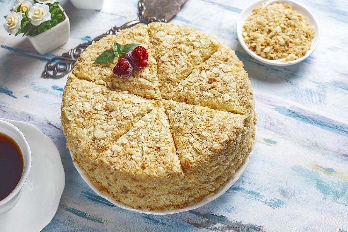 Лучший рецепт знаменитого торта «Наполеон»: приготовьте идеальный десерт для семейного ужина