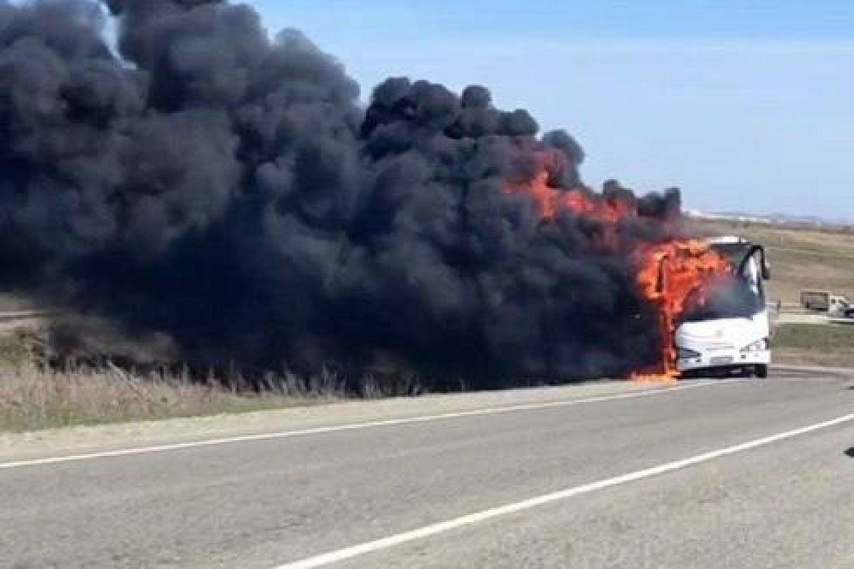 Пассажирский автобус вспыхнул на дороге в пригороде Анапы