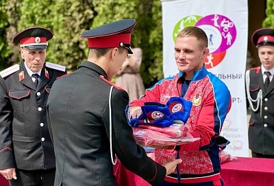 Бриньковский казачий кадетский корпус получил в подарок ковер для занятий самбо