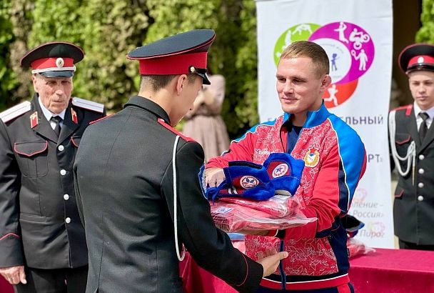 Бриньковский казачий кадетский корпус получил в подарок ковер для занятий самбо