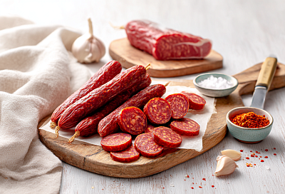 Измельчаю мясо, добавляю специи и сушу в духовке — через пару дней готовы домашние сушёные колбаски 