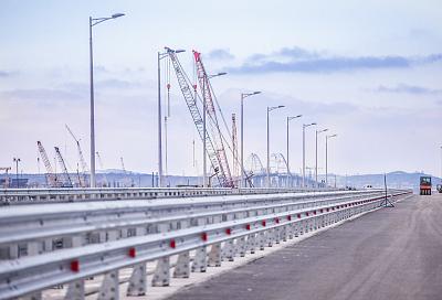 На пилотном участке Крымского моста установлены барьерное ограждение и мачты освещения