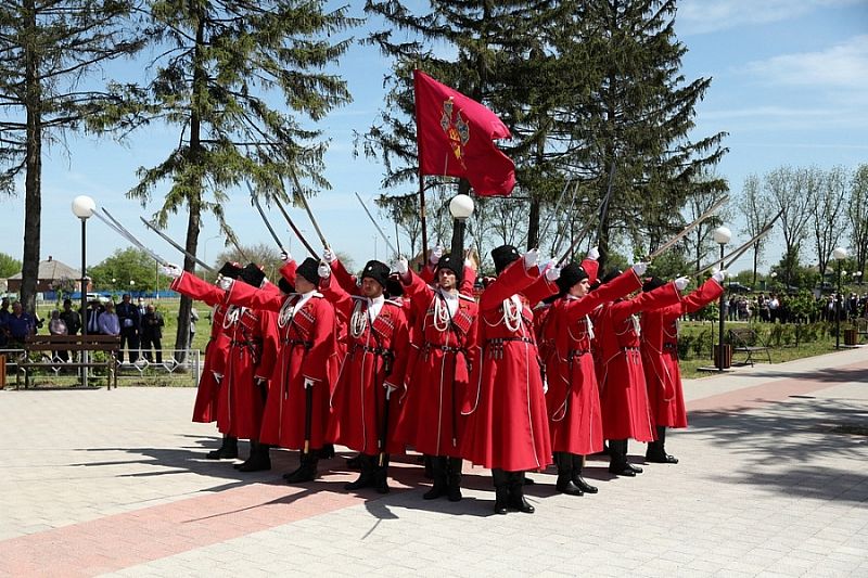 Памятный бюст руководителю Кубанского казачьего хора Виктору Захарченко открыли в Кореновском районе