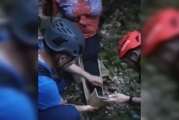 Спасатели транспортировали из леса туристку с травмой ноги на Кубани