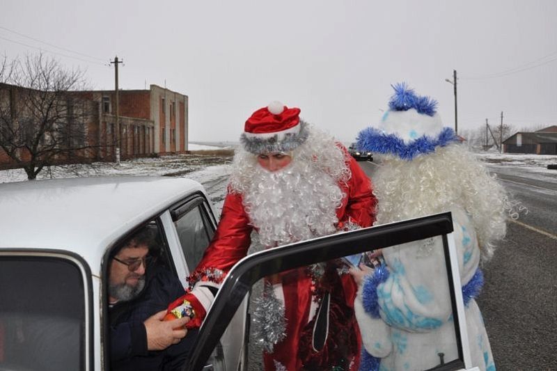 В Щербиновском районе госавтоинспекторы провели новогоднюю акцию для водителей 