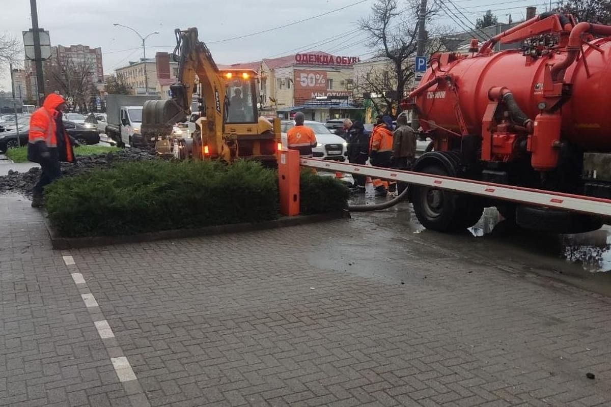 Специалисты «Росводоканала Краснодар» устраняют порыв на улице Зиповской