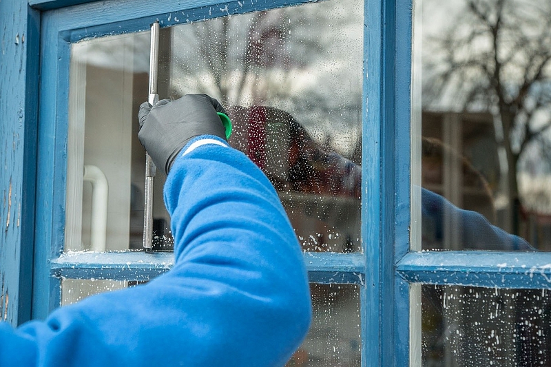 Как правильно мыть окна, чтобы не оставались разводы на стекле
