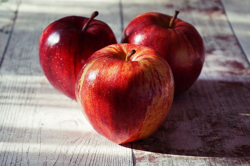 Раздражение слизистой и болезни ЖКТ: диетолог назвала вредные для здоровья свойства яблок