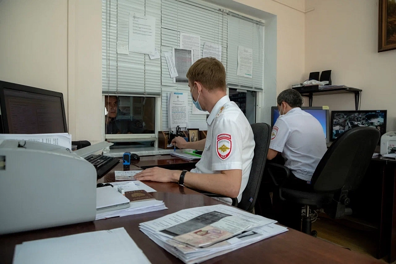 Взял мобильник с витрины и сбежал: в Краснодаре 14-летний подросток задержан за магазинный грабеж
