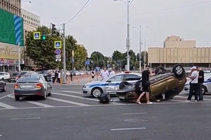 19-летний водитель на каршеринговой иномарке устроил ДТП с патрульным автомобилем в Краснодаре 