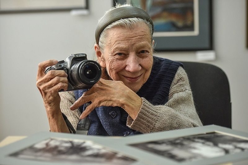 Бабушка с фотоаппаратом:  81-летняя Галина Забелина случайно попала на видео и прославилась на всю Россию