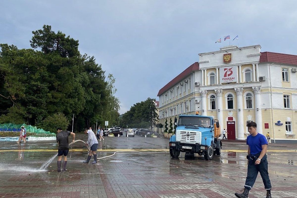 В Геленджике за 30 минут выпала полумесячная норма осадков